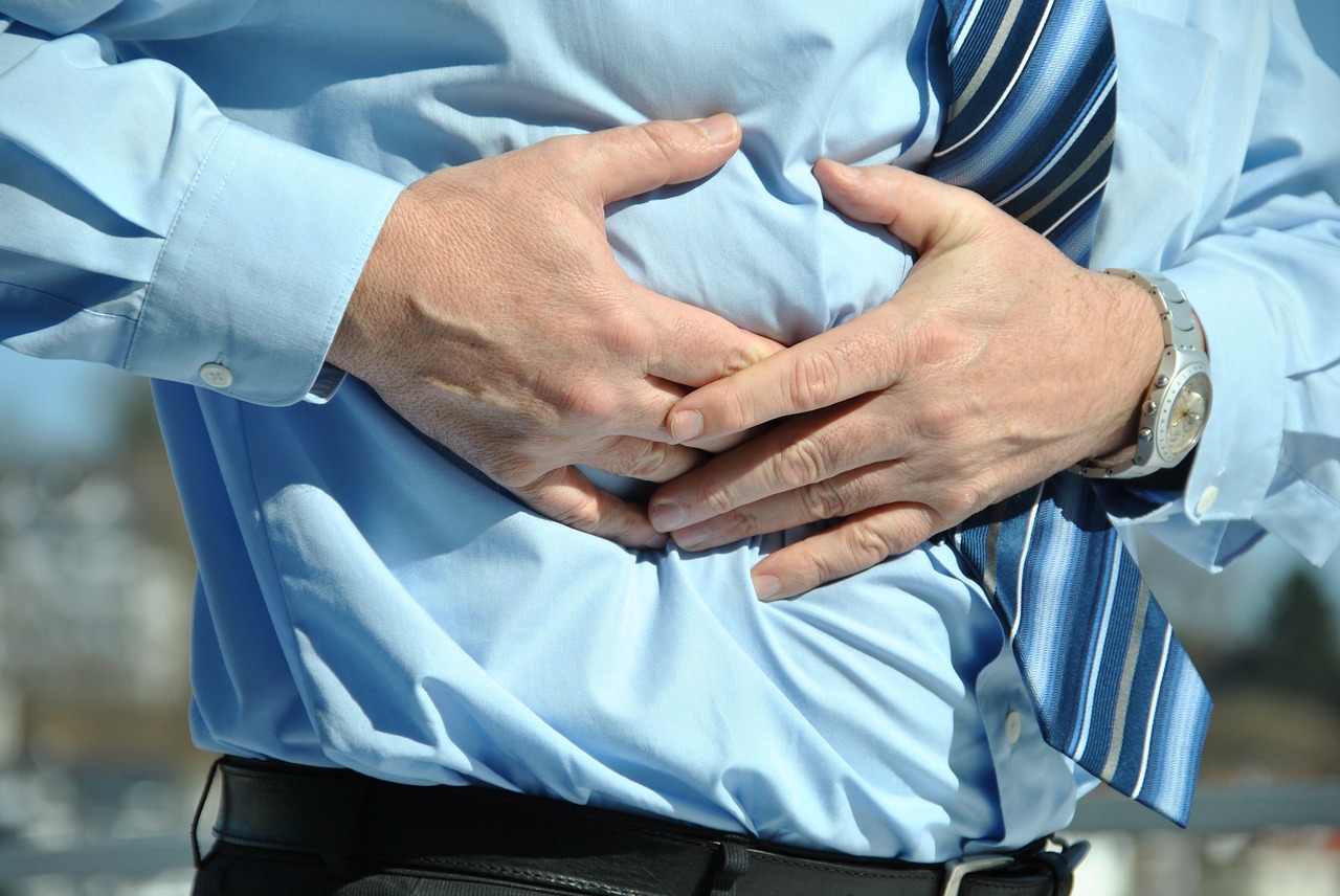 man's stomach hurting from a hernia